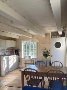 a kitchen and dining room with a table and chairs at Brygghuset in Linköping