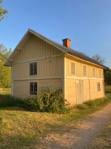 ein altes gelbes Haus mit einem Gameradach in der Unterkunft Brygghuset in Linköping