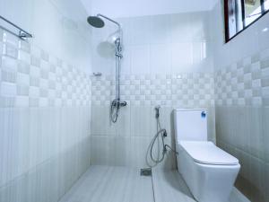 Un baño de Sayuru Villa
