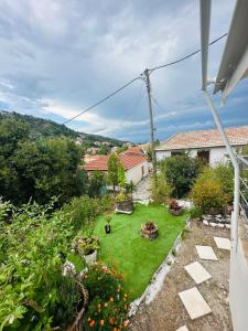 uma vista aérea de um jardim com flores em WoodHome em Kalamitsi