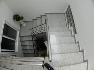 una escalera de caracol en una casa con una maceta en Hotel Brisa del Mar, en O Grove