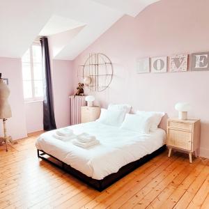 博恩的住宿－Grande maison Brocante avec piscine proche centre，一间卧室配有带白色床单和白色枕头的床。