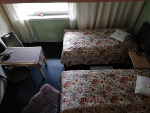 Zimmer mit einem Bett, einem Sofa und einem Tisch in der Unterkunft Ferienwohnung Holl in Worms