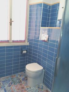 Vonios kambarys apgyvendinimo įstaigoje La casa di Uccia
