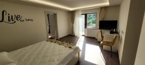 Ένα ή περισσότερα κρεβάτια σε δωμάτιο στο Complex Turistic Perla Trascaului