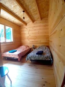 une chambre avec deux lits dans une cabane en rondins dans l'établissement "Le Colibri" dans la colline, à La Ciotat 29 autres photos