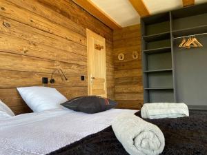 1 dormitorio con 1 cama con toallas en Les Arcs - Chalet Arc Ô Mont en Arc 1600