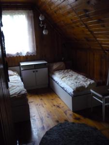Cama o camas de una habitación en Dowcień