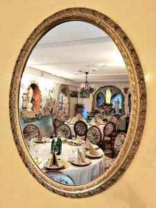 Murów的住宿－Da Enzo，一间设有一张桌子和椅子的镜子用餐室