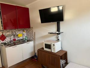 A kitchen or kitchenette at Luce Azzurra Camogli