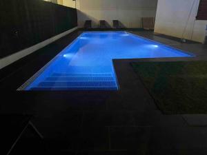 Baseinas apgyvendinimo įstaigoje Modern 5-bedroom villa with pool arba netoliese