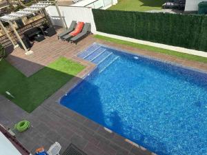 Výhľad na bazén v ubytovaní Modern 5-bedroom villa with pool alebo v jeho blízkosti