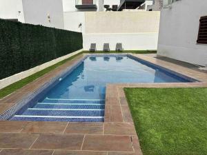 Bazén v ubytování Modern 5-bedroom villa with pool nebo v jeho okolí