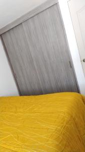 - une chambre avec un lit jaune dans l'établissement HABITACION COMODA, à Guadalajara