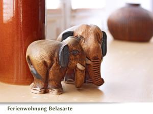 una figurita de un elefante sobre una mesa en Ferienwohnung Belasarte en Bad Elster