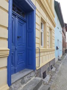 a blue door on the side of a building at Martinsgarten in Angermünde