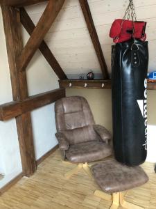 una silla de cuero y una bolsa en una habitación en Ferienwohnung in historischem 3-Seitenhof, en Leipzig
