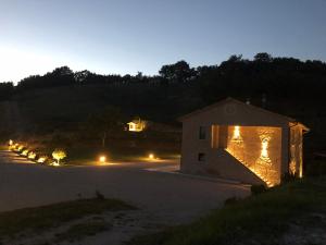 budynek z oświetleniem na boku w nocy w obiekcie B&B Il Passo w mieście Urbino