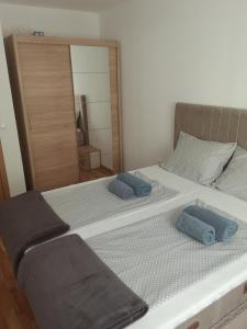 1 cama grande con 2 almohadas azules en Ivan en Livno