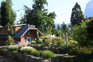 ein Haus mit Garten davor in der Unterkunft Wohnen am See Villa Schrötter direkt am Traunsee in Rindbach