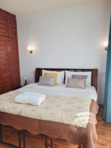 łóżko z dwoma poduszkami na górze w obiekcie Stunning and serene homes w mieście Nairobi