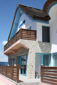 uma villa com uma varanda na praia em Pensiunea Ataman em Murighiol