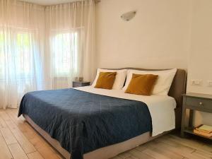 una camera da letto con un grande letto con due cuscini di Appartamento a Cagliari