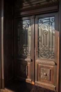a wooden door with an ornate metal at Conacul La Ciresi in Vălenii de Munte