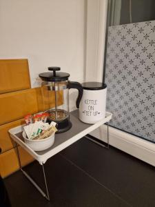 a table with a coffee maker and a coffee pot at Modern two bedroom house 