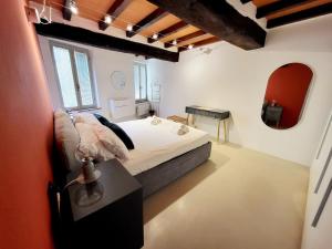 una camera con letto e tavolo di New Street House a Parma