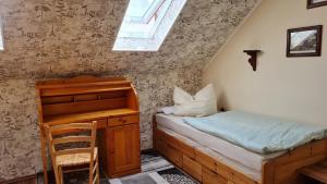 a small bedroom with a bed and a desk at Pension Kapellenstraße - Ferienwohnung mit individueller Ausstattung - jedes Zimmer ist anders Komplette Küche in Erfurt
