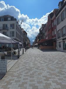 eine leere Straße in einer Stadt mit Gebäuden in der Unterkunft Appartement 