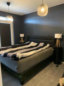 1 cama grande en una habitación con 2 lámparas en Luxury villa with gym and sauna en Reikiavik