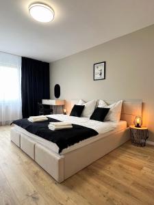um quarto com uma cama grande num quarto em Cozy Stay Apartment em Trenčín