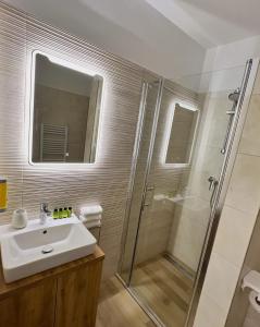 uma casa de banho com um lavatório e um chuveiro em Cozy Stay Apartment em Trenčín