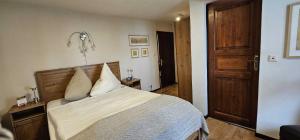 a bedroom with a bed with a wooden head board at Hotelbetriebe Güldenhaupt GmbH in Arnsberg