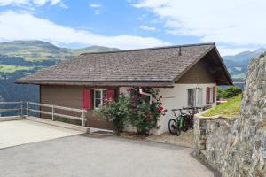 uma pequena casa ao lado de uma montanha em Casa Tschuetta, Cadruvi 4, 7159 Andiast em Andest