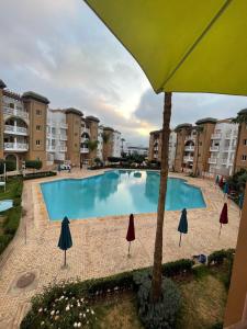 Bazén v ubytování Appartement résidence Al Kawtar nebo v jeho okolí