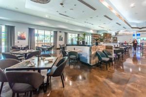 um restaurante com mesas e cadeiras e um bar em Beautiful Junior 2BR/2BA Palms Resort in Destin em Destin