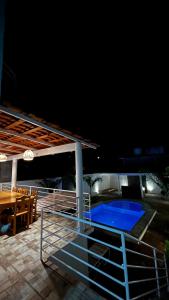 - une piscine sur la terrasse d'une maison dans l'établissement Residencia en el centro de Puerto Escondido, à Puerto Escondido