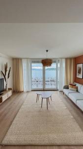 Sarıyer的住宿－Sarıyer Luxury Seaside Dublex by Bosphorus，客厅配有沙发和桌子