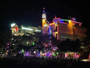 uma cidade iluminada à noite com luzes de Natal em HÀ ANH hotel em Phường Sáu