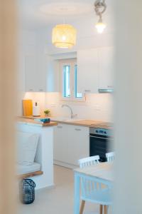 Kuchyň nebo kuchyňský kout v ubytování Loukoum House