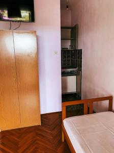 a small room with a bed and a kitchen at Peaceful, Cosy Tivat Guesthouse in Tivat