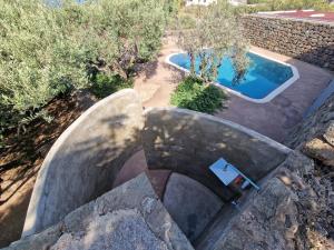 vista sulla piscina e sul tetto di Il Paradiso nascosto a Pantelleria