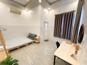 ein kleines Zimmer mit einem Sofa und einem Tisch in der Unterkunft B Home in Cần Thơ