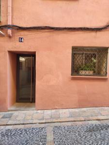 een gebouw met een glazen deur en een raam bij Apartamento céntrico con patio privado in Tarragona