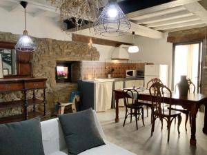 een keuken en eetkamer met een tafel en stoelen bij La Grulla Gris in Perales del Puerto