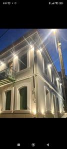 une maison blanche avec des lumières au-dessus dans l'établissement Atsiki's 54 apartments, à Chios