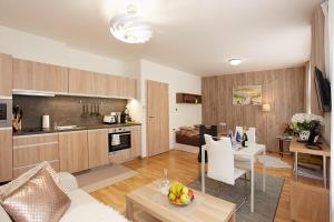 uma cozinha e uma sala de estar com uma mesa em Arber Resort Železná Ruda em Železná Ruda